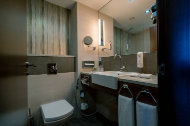 Lüks bir otel odasının içinde temizlik konsepti banyo temizliği ve konukseverlik seyahati