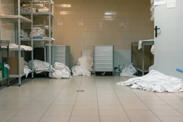 Průmyslové Prádlo Hotelu Špinavé Ložní Prádlo Leží Podlaze Tříděné Před — Stock fotografie