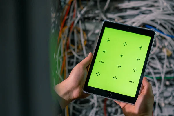 Datacenter Close Hacker Ingenieur Met Groene Scherm Tablet Hand Stelen — Stockfoto