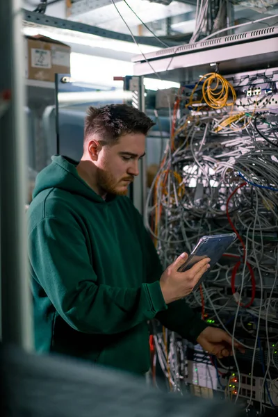 Veri Merkezindeki Bilgisayar Korsanı Veya Mühendisi Tablet Tutuyor Sunucu Bulut — Stok fotoğraf