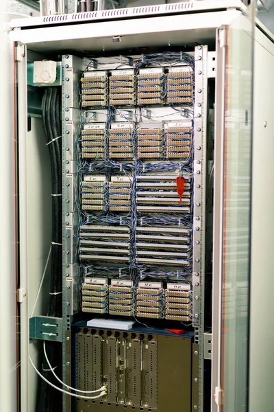 Serwer Komputerowy Montowany Stojaku Pokoju Centrum Danych Hotelu Lub Technologii — Zdjęcie stockowe