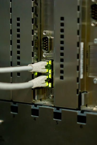 数据中心房间服务器机房内的一组网络贴片电缆的特写数据传输光纤信息技术 — 图库照片
