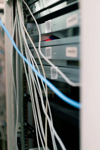 Pusat Pemrosesan Data Close Dari Blok Kawat Dengan Kabel Tersuspensi — Stok Foto