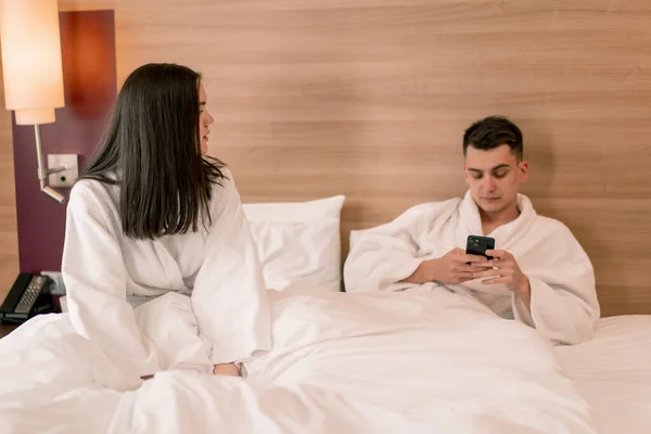 Portret Van Een Jong Echtpaar Huwelijksreis Een Hotelkamer Liggend Bed — Stockfoto