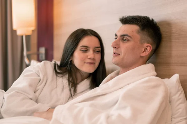 Porträt Junges Paar Auf Hochzeitsreise Hotelzimmer Auf Dem Bett Liegend — Stockfoto