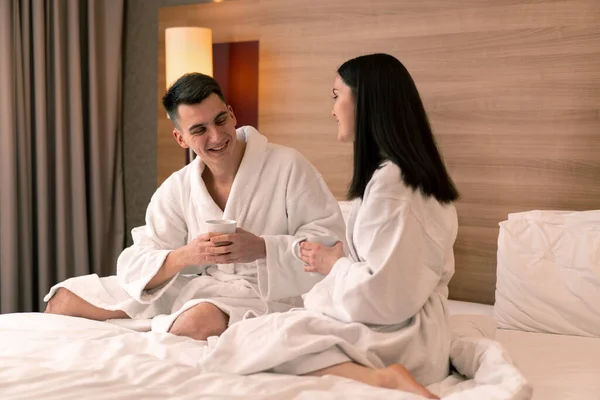 Junges Paar Auf Hochzeitsreise Hotelzimmer Mit Frühstücksraum Kaffee Trinken Glückliche — Stockfoto