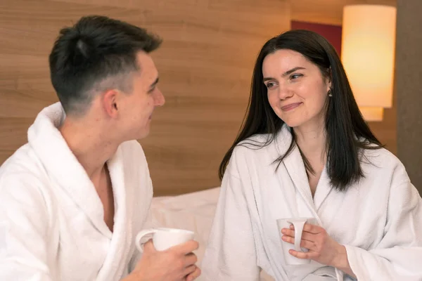 Junges Paar Auf Hochzeitsreise Hotelzimmer Mit Frühstücksraum Kaffee Trinken Glückliche — Stockfoto