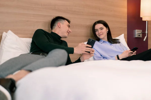 Jong Paar Kamer Van Een Luxe Hotelkamer Geliefden Liggen Het — Stockfoto