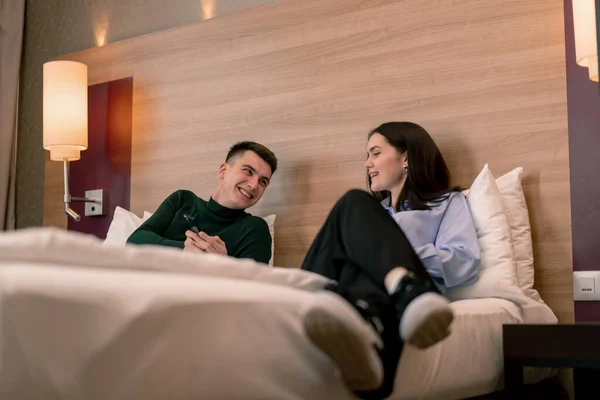 Jong Paar Kamer Van Een Luxe Hotelkamer Geliefden Liggen Het — Stockfoto