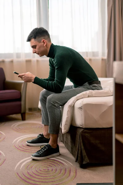 Young Guy Room Luxury Hotel Room Holds Smartphone His Hands — Stock Photo, Image
