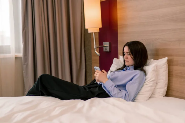 Een Jong Meisje Kamer Van Een Luxe Hotelkamer Houdt Een — Stockfoto