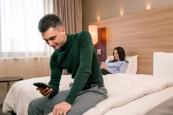 Young Couple Room Luxury Hotel Room People Hold Smartphones Hands — Stock Photo, Image