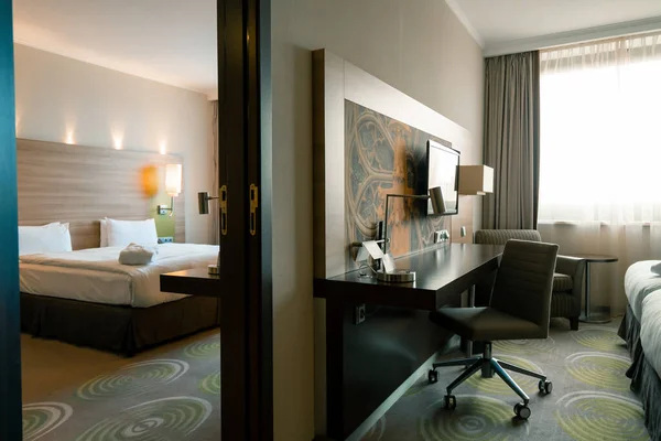 Wnętrze Luksusowego Pokoju Hotelowego Sprzątaniu Sypialnia Pokój Odpoczynku Koncepcja Czystości — Zdjęcie stockowe