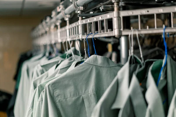 Industrielle Wäsche Hotel Saubere Hemden Von Mitarbeitern Und Gästen Nach — Stockfoto