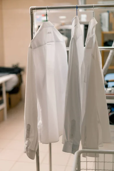 Industrielle Wäsche Hotel Saubere Hemden Von Mitarbeitern Und Gästen Nach — Stockfoto