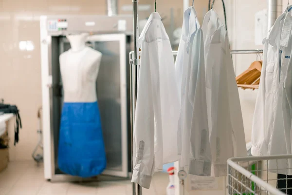 Bügelpuppe Für Kleidung Einem Industriehotel Wäschekonzept Sauberkeit Und Gastfreundschaft Hauswirtschaft — Stockfoto