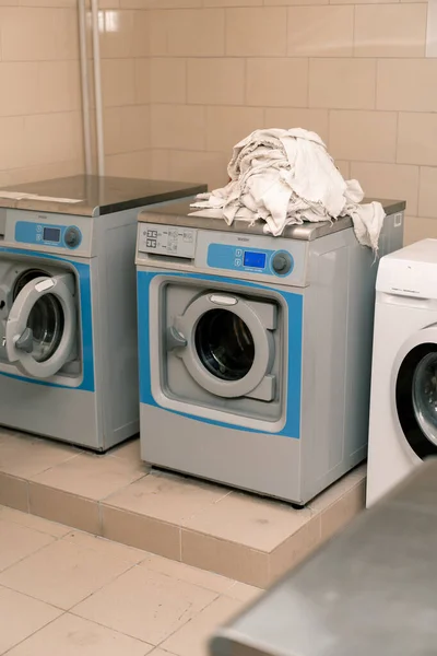 Industrielle Waschmaschine Hotel Wäscherei Wäscheservice Wäschetrockner Konzept Sauberkeit Und Gastfreundschaft — Stockfoto