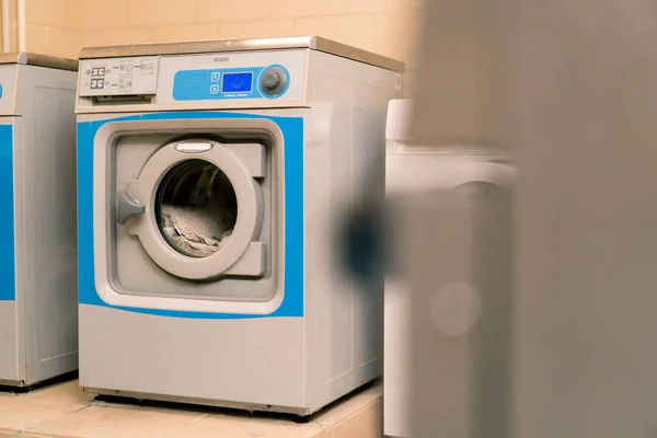 Industrielle Waschmaschine Hotel Wäscherei Wäscheservice Wäschetrockner Konzept Sauberkeit Und Gastfreundschaft — Stockfoto