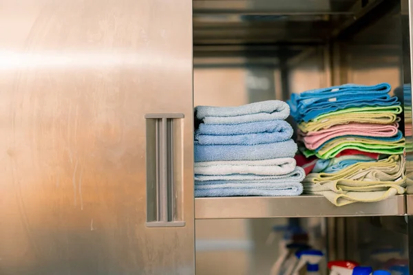 Pralnia Przemysłowa Hotelowych Ręcznikach Pościel Półkach Posortowane Myciu Koncepcji Czystości — Zdjęcie stockowe