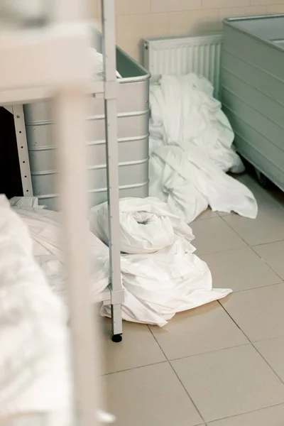Kirli Çarşaflar Kirli Bir Otelde Endüstriyel Çamaşırlar Çamaşır Makinesi Temizliği — Stok fotoğraf