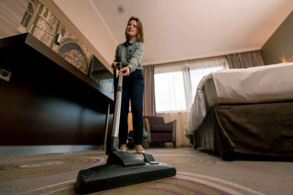 Młoda Dziewczyna Sprzątaczka Hotelu Dziewczyna Sprzątanie Pokój Odkurzanie Dywan Luksusowym — Zdjęcie stockowe