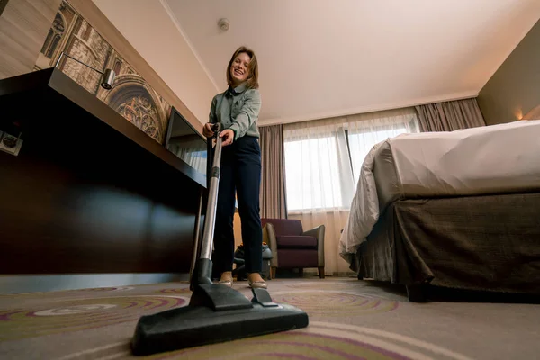 Young Girl Housekeeping Worker Hotel Girl Cleaning Room Vacuuming Carpet — Stock Photo, Image