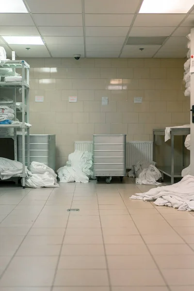 Kirli Çarşaflar Kirli Bir Otelde Endüstriyel Çamaşırlar Çamaşır Makinesi Temizliği — Stok fotoğraf