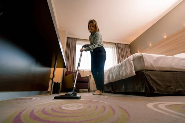 Genç Kız Otel Temizlikçisi Kız Temizlik Odasında Halı Süpürüyor Konsept — Stok fotoğraf