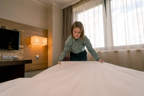 Otel Temizlikçisi Kızın Portresi Beyaz Yatak Temizliği Konukseverlik Konsepti Yapar — Stok fotoğraf