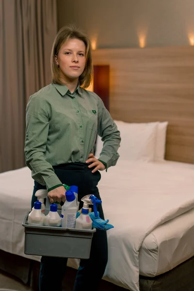Retrato Una Joven Trabajadora Limpieza Hotel Niña Sostiene Una Cesta — Foto de Stock