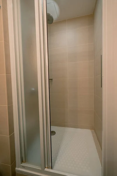 ハウスキーピングバスルームのコンセプト清潔さとホスピタリティ旅行のレクリエーション後の豪華なホテルの部屋のインテリア — ストック写真