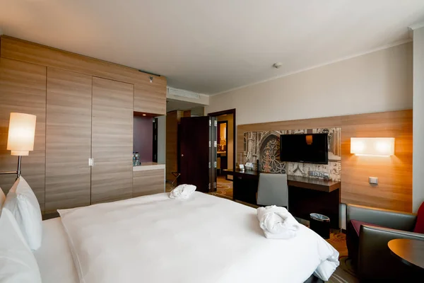 Interior Kamar Hotel Ganda Setelah Membersihkan Kamar Tidur Housekeeping Konsep — Stok Foto