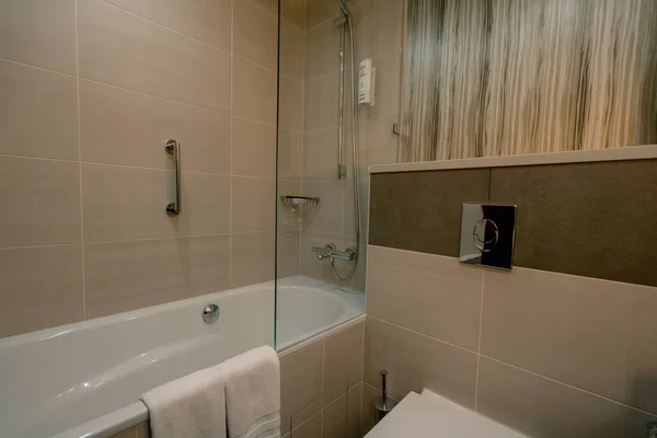 Lüks Bir Otel Odasının Içinde Temizlik Konsepti Banyo Temizliği Konukseverlik — Stok fotoğraf