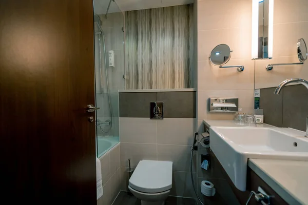 Interior Quarto Hotel Luxo Depois Limpar Limpeza Conceito Casa Banho — Fotografia de Stock