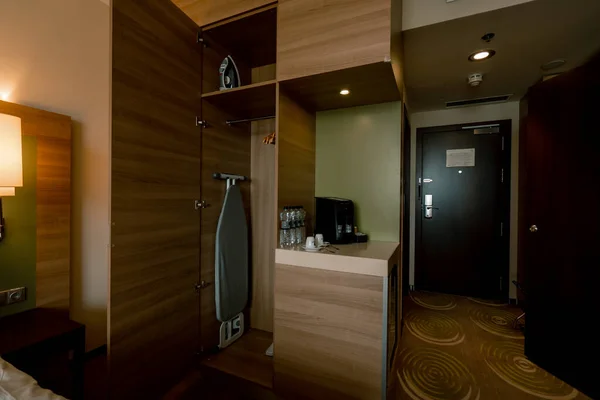 Oda Temizliğinden Sonra Çift Kişilik Bir Otel Odası Tuvalet Konsepti — Stok fotoğraf