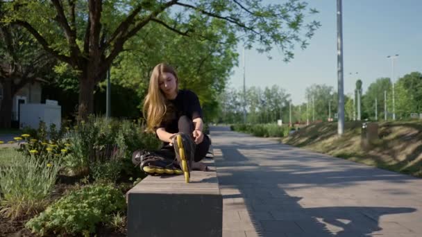 Junges Schönes Mädchen Park Schnürt Schnürsenkel Auf Rollschuhen Vor Dem — Stockvideo