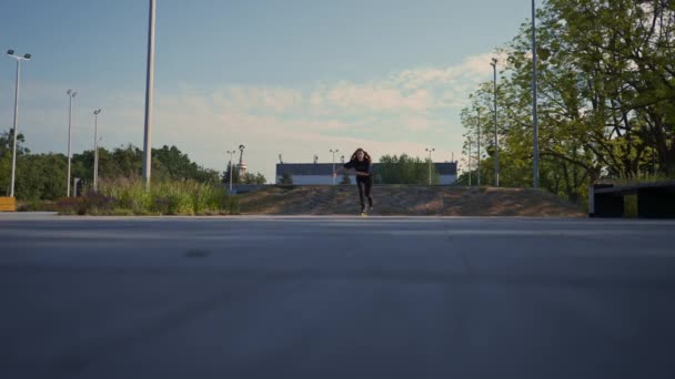 Sporty Girl Rides Roller Skates Park City Background Active Girl — Stock Video