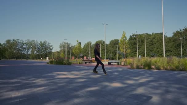 Gadis Sporty Naik Roller Skates Taman Latar Belakang Kota Gadis — Stok Video