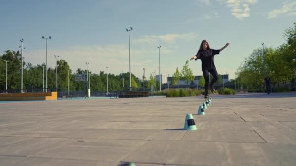 Parkın Arka Planında Paten Kayan Sporcu Kız Sokak Sporu Konileri — Stok video