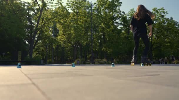 배경에서 스케이트에 트릭을 스포츠 스트리트 스포츠의 클로즈업 스케이트 레슨을 즐기는 — 비디오