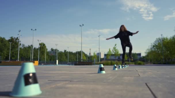 在公园的城市背景下 女运动员在溜冰鞋上练习技巧 享受溜冰鞋课和街头运动的特写 — 图库视频影像