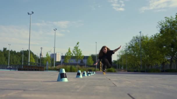 Спортивная Девушка Практикует Трюки Роликовых Коньках Фоне Парка Города Наслаждаясь — стоковое видео
