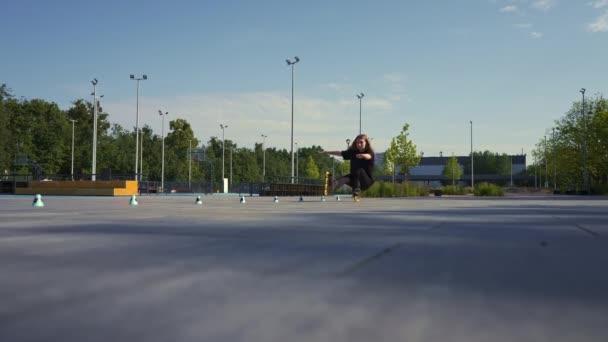 Sportos Lány Gyakorló Trükkök Görkorcsolya Park Városi Háttér Élvezi Görkorcsolyázás — Stock videók