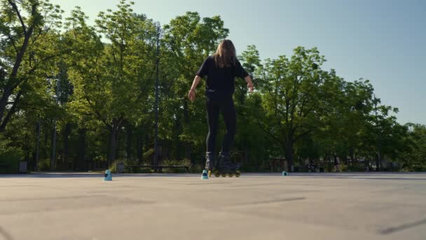 Sporty Girl Practicing Tricks Roller Skates Park City Background Enjoying — Stock Video
