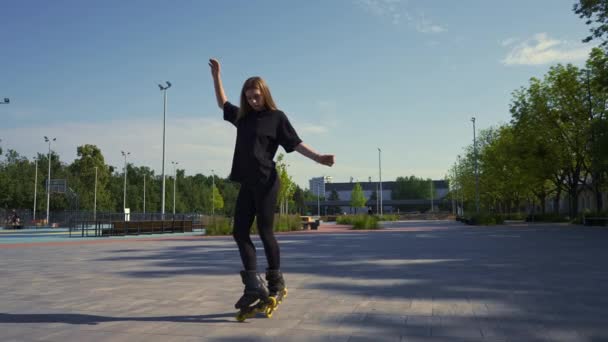Sporty Girl Rides Roller Skates Park City Background Active Girl — Stock Video