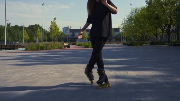 Sportovní Dívka Jezdí Kolečkových Bruslích Parku Pozadí Města Aktivní Dívka — Stock video