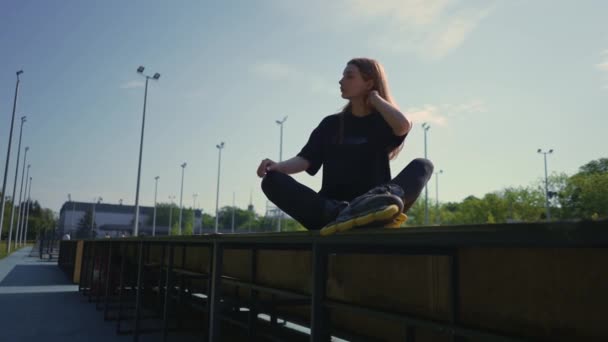 Σπορ Κορίτσι Μετά Rollerblading Στηρίζεται Στο Αθλητικό Έδαφος Στοχαστική Ευτυχής — Αρχείο Βίντεο