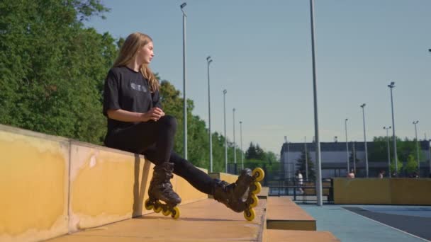 Sporty Girl Rollerblading Rests Sports Ground Thoughtful Happy Street Sports — Stock Video