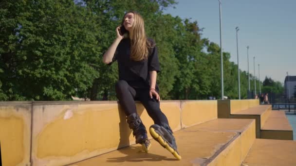 Sports Girl Roller Skating Rests Sports Ground Talking Phone Street — Stock Video
