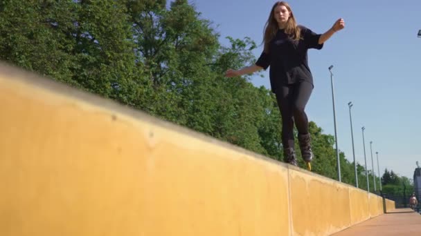 Σπορ Κορίτσι Εξάσκηση Roller Skating Ράμπα Κόλπα Απολαμβάνοντας Roller Skating — Αρχείο Βίντεο